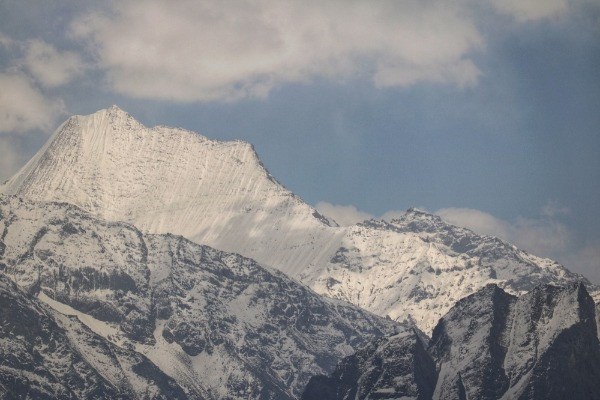 How to Plan a Group Trek to Pangarchulla Peak with a Guide?