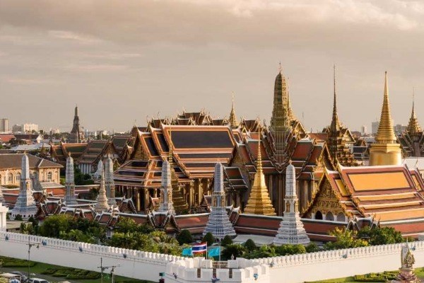 Why Bangkok is the Heart of Thailand: Temples, Markets & Street Food